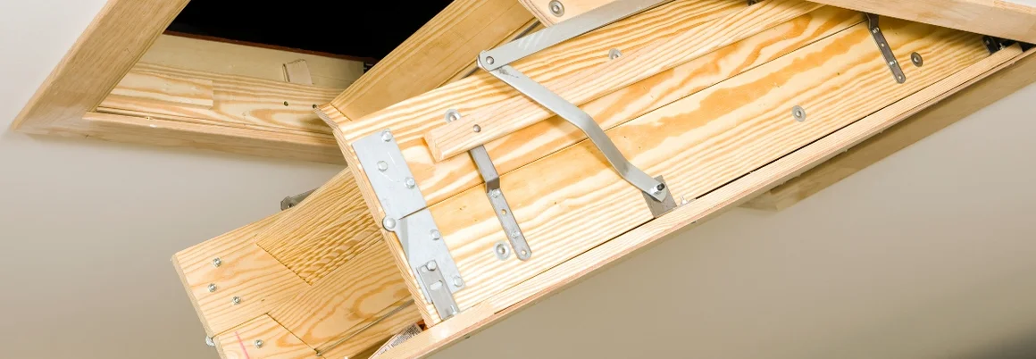 Eingebaute Holztreppe zum Dachboden